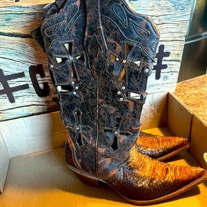 Women’s Corral snakeskin boots. Size 7.5